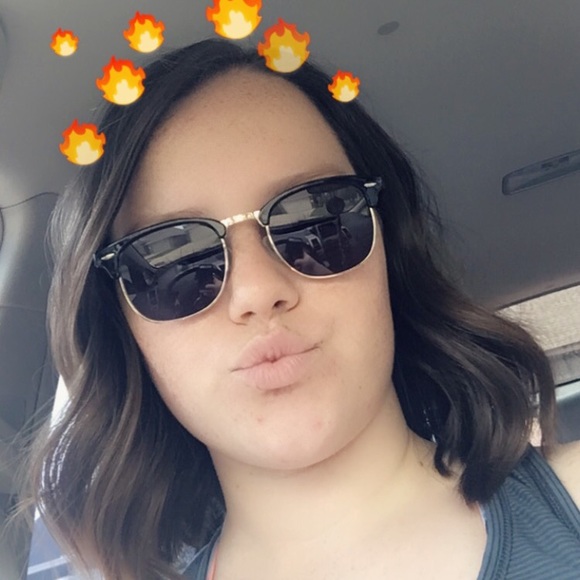 Meet your Posher, Claire - Picture 1 of 1